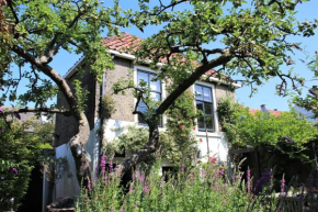 Apple Tree Cottage - discover this charming canal home in our idyllic garden